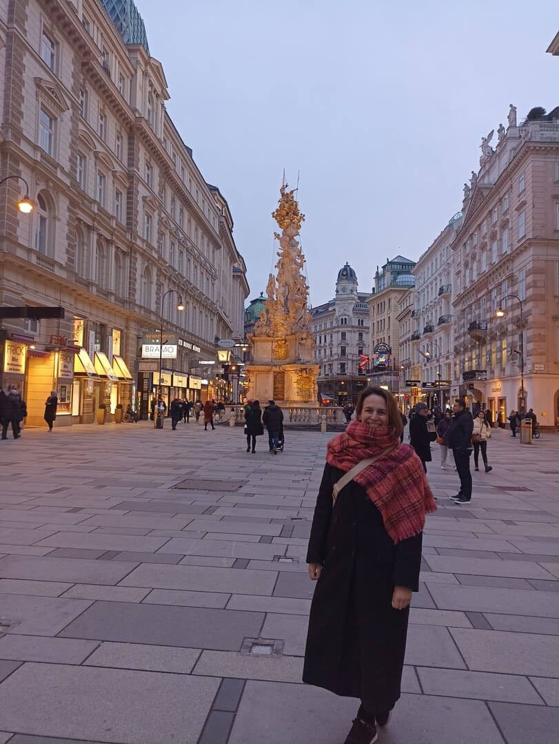 Fotograf&iacute;a de Eva Mor&aacute;n en una calle peatonal
